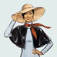 Sloane Carrick tenant un chapeau de paille